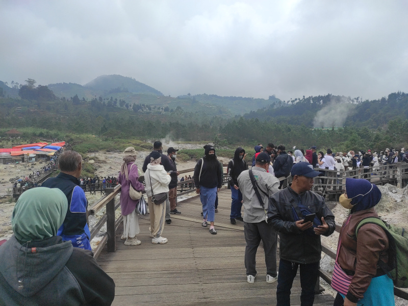 Libur panjang wisata Kawah Sikidang Dieng dipadati oleh wisatawan yang ingin melihat keindahan Kawah Belerang Sikidang (Ashar/SinPo.id)