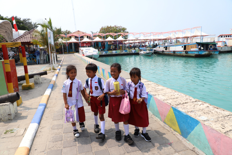 Melihat keindahan Pulau Kelapa yang sangat diminati oleh para wisatawan lokal dan internasional dengan keanekaragaman bioata lautnya (Ashar/SinPo.id)