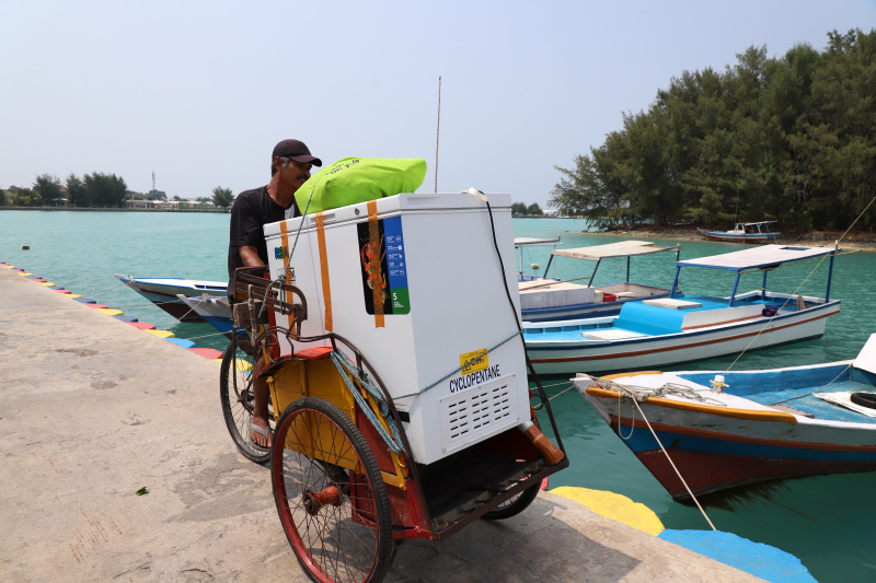 Melihat keindahan Pulau Kelapa yang sangat diminati oleh para wisatawan lokal dan internasional dengan keanekaragaman bioata lautnya (Ashar/SinPo.id)