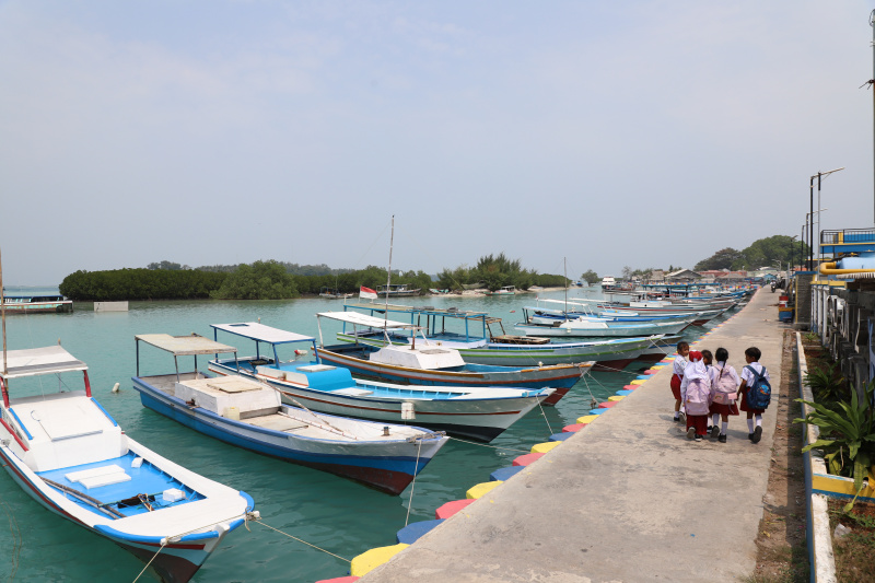 Melihat keindahan Pulau Kelapa yang sangat diminati oleh para wisatawan lokal dan internasional dengan keanekaragaman bioata lautnya (Ashar/SinPo.id)