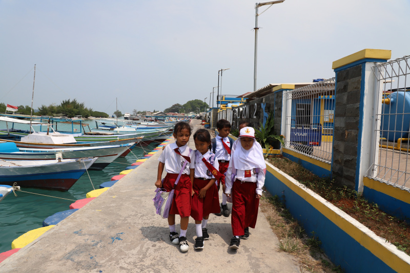 Melihat keindahan Pulau Kelapa yang sangat diminati oleh para wisatawan lokal dan internasional dengan keanekaragaman bioata lautnya (Ashar/SinPo.id)