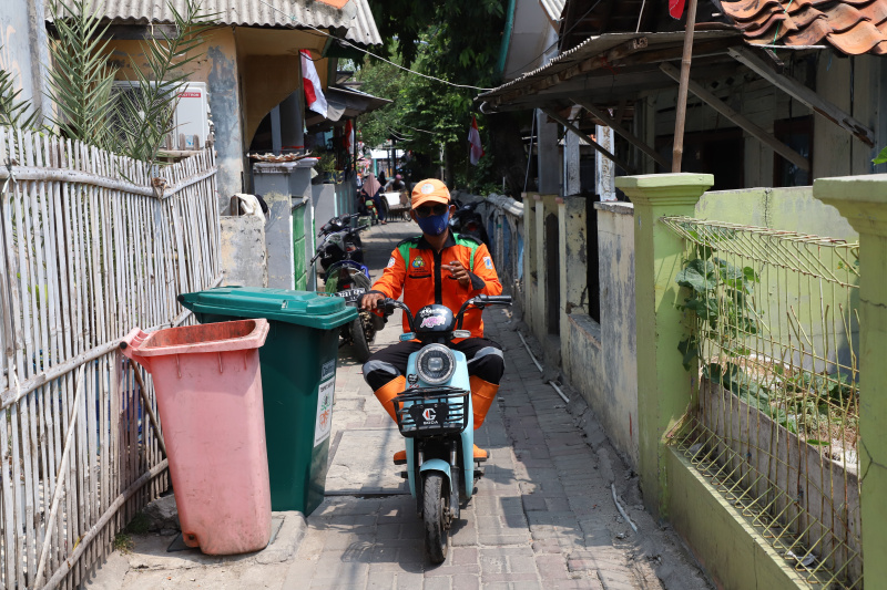 Melihat keindahan Pulau Kelapa yang sangat diminati oleh para wisatawan lokal dan internasional dengan keanekaragaman bioata lautnya (Ashar/SinPo.id)