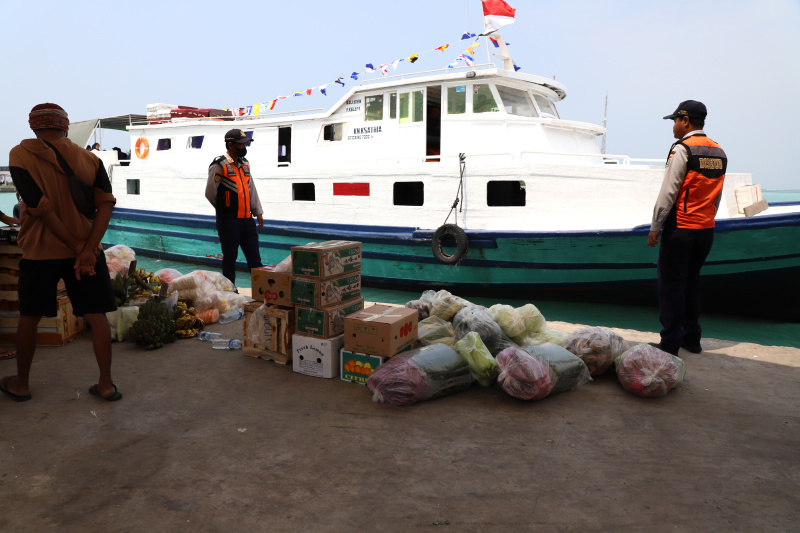 Melihat keindahan Pulau Kelapa yang sangat diminati oleh para wisatawan lokal dan internasional dengan keanekaragaman bioata lautnya (Ashar/SinPo.id)