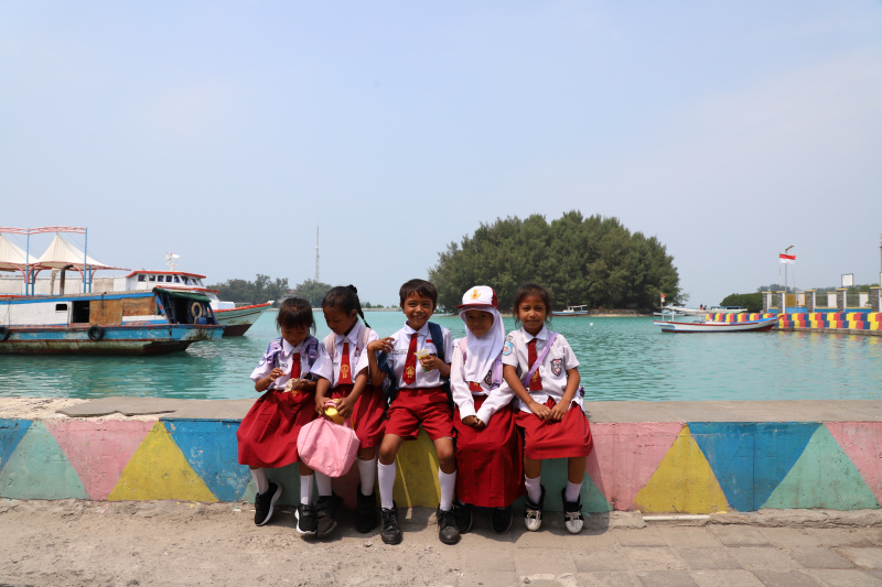 Melihat keindahan Pulau Kelapa yang sangat diminati oleh para wisatawan lokal dan internasional dengan keanekaragaman bioata lautnya (Ashar/SinPo.id)