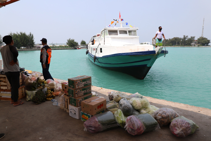 Melihat keindahan Pulau Kelapa yang sangat diminati oleh para wisatawan lokal dan internasional dengan keanekaragaman bioata lautnya (Ashar/SinPo.id)