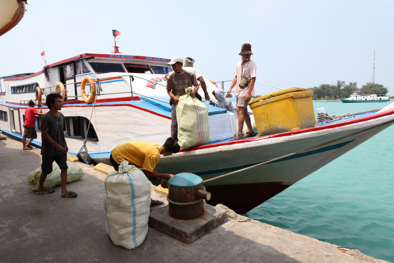 Melihat keindahan Pulau Kelapa yang sangat diminati oleh para wisatawan lokal dan internasional dengan keanekaragaman bioata lautnya (Ashar/SinPo.id)