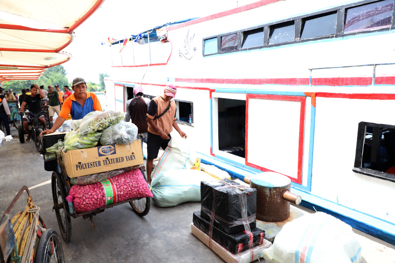 Melihat keindahan Pulau Kelapa yang sangat diminati oleh para wisatawan lokal dan internasional dengan keanekaragaman bioata lautnya (Ashar/SinPo.id)