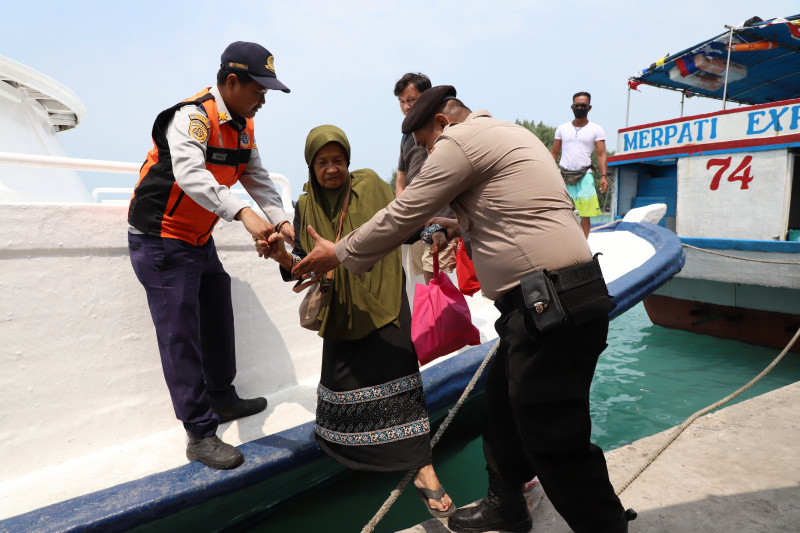 Melihat keindahan Pulau Kelapa yang sangat diminati oleh para wisatawan lokal dan internasional dengan keanekaragaman bioata lautnya (Ashar/SinPo.id)