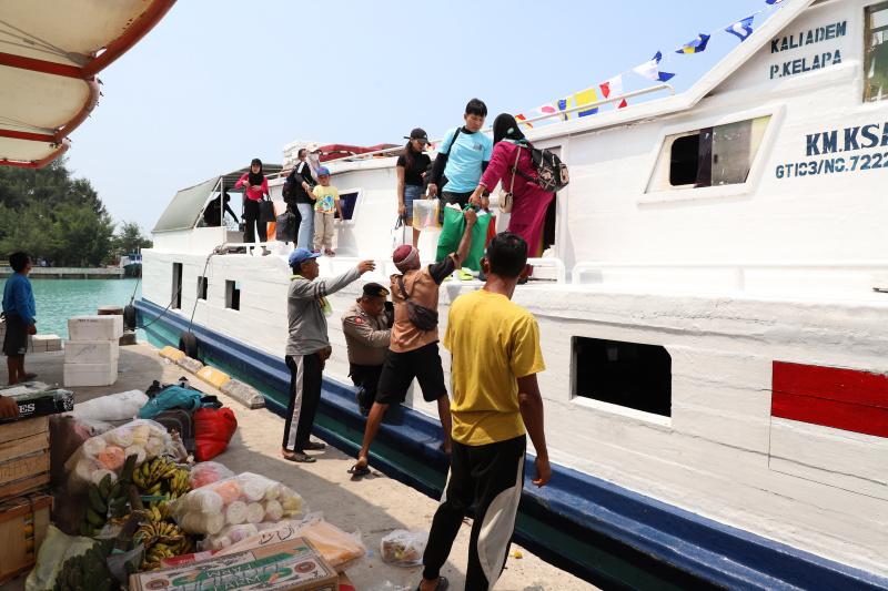 Melihat keindahan Pulau Kelapa yang sangat diminati oleh para wisatawan lokal dan internasional dengan keanekaragaman bioata lautnya (Ashar/SinPo.id)