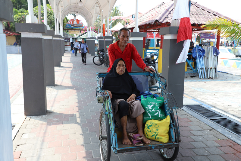 Melihat keindahan Pulau Kelapa yang sangat diminati oleh para wisatawan lokal dan internasional dengan keanekaragaman bioata lautnya (Ashar/SinPo.id)