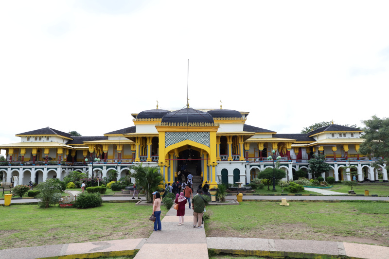 Melihat kemegahan Istana Maimun yang dibangun oleh Kesultanan Deli oleh Sultan Mahmud zal Rasyid pada 26 Agustus 1888 (Ashar/SinPo.id)