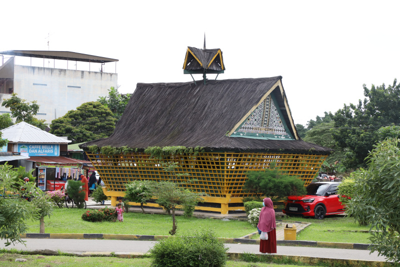 Melihat kemegahan Istana Maimun yang dibangun oleh Kesultanan Deli oleh Sultan Mahmud zal Rasyid pada 26 Agustus 1888 (Ashar/SinPo.id)