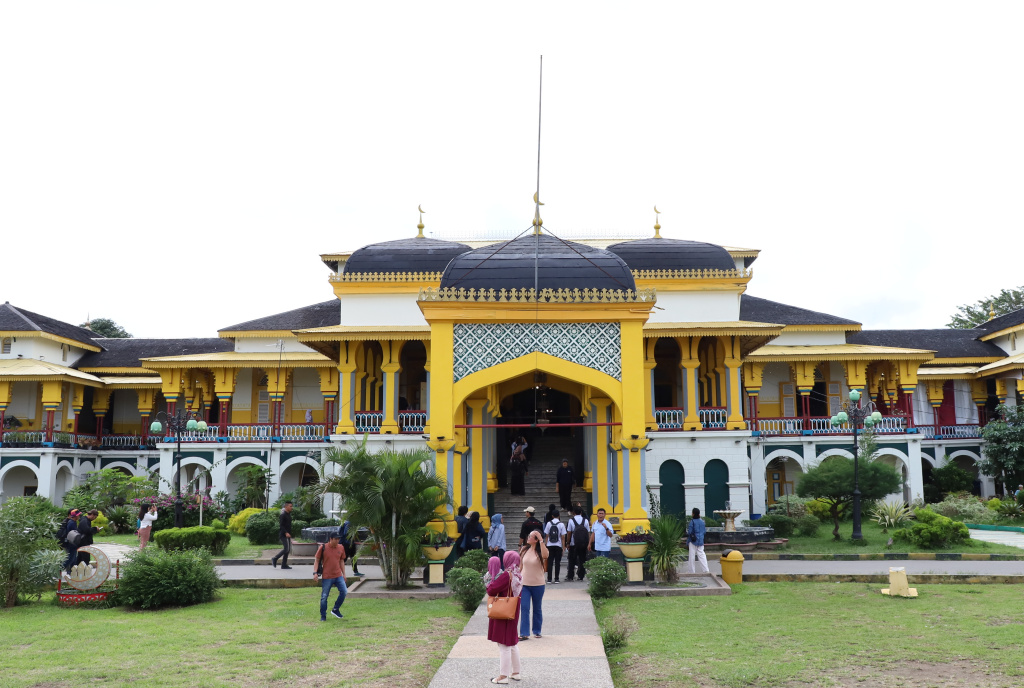 Melihat kemegahan Istana Maimun yang dibangun oleh Kesultanan Deli oleh Sultan Mahmud zal Rasyid pada 26 Agustus 1888 (Ashar/SinPo.id)