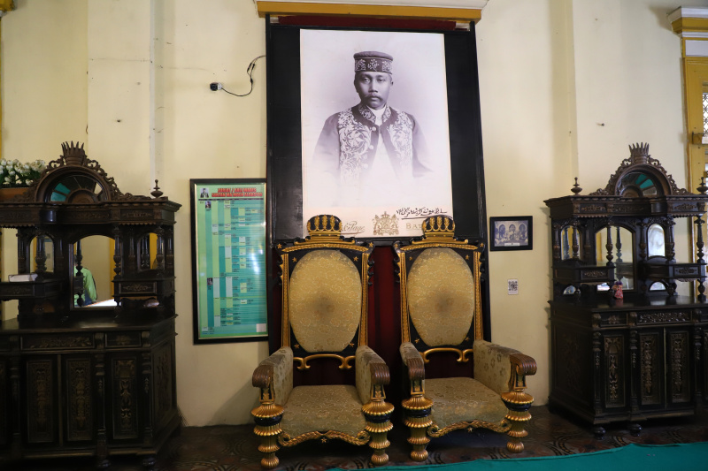 Melihat kemegahan Istana Maimun yang dibangun oleh Kesultanan Deli oleh Sultan Mahmud zal Rasyid pada 26 Agustus 1888 (Ashar/SinPo.id)