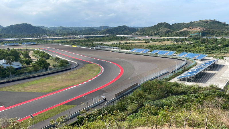 Melihat Kemegahan sirkuit Internasional Mandalika MotoGP di Lombok yang mempunyai panjang 4,31 kilometer dan memiliki 17 tikungan (Ashar/SinPo.id)