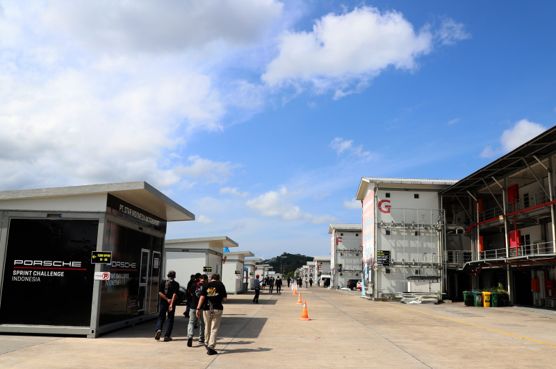 Melihat Kemegahan sirkuit Internasional Mandalika MotoGP di Lombok yang mempunyai panjang 4,31 kilometer dan memiliki 17 tikungan (Ashar/SinPo.id)