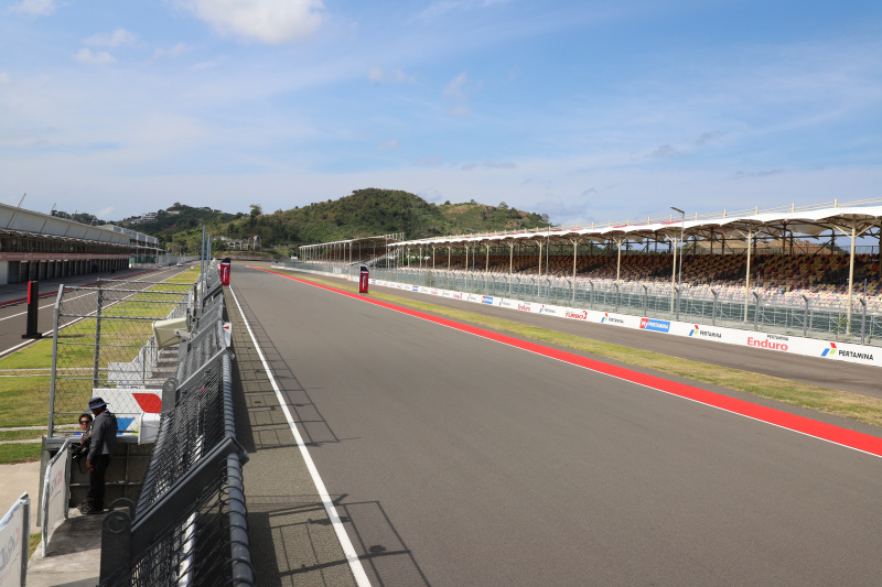 Melihat Kemegahan sirkuit Internasional Mandalika MotoGP di Lombok yang mempunyai panjang 4,31 kilometer dan memiliki 17 tikungan (Ashar/SinPo.id)