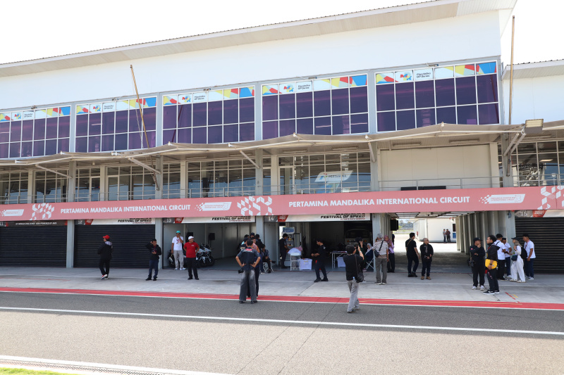 Melihat Kemegahan sirkuit Internasional Mandalika MotoGP di Lombok yang mempunyai panjang 4,31 kilometer dan memiliki 17 tikungan (Ashar/SinPo.id)