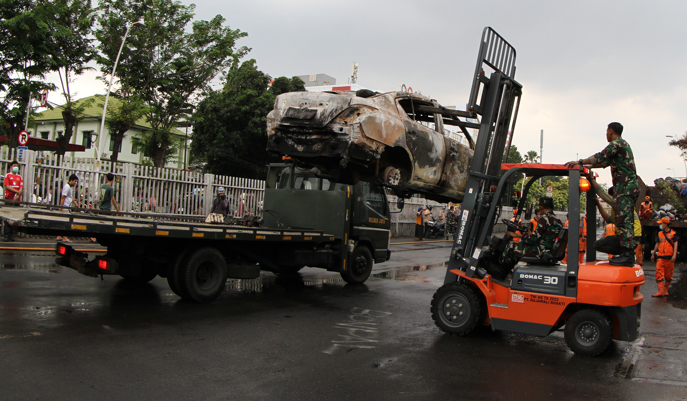 Sisa kendaraan dan fasum yang hancur pascademo. (Agus Priatna/SinPo.id)