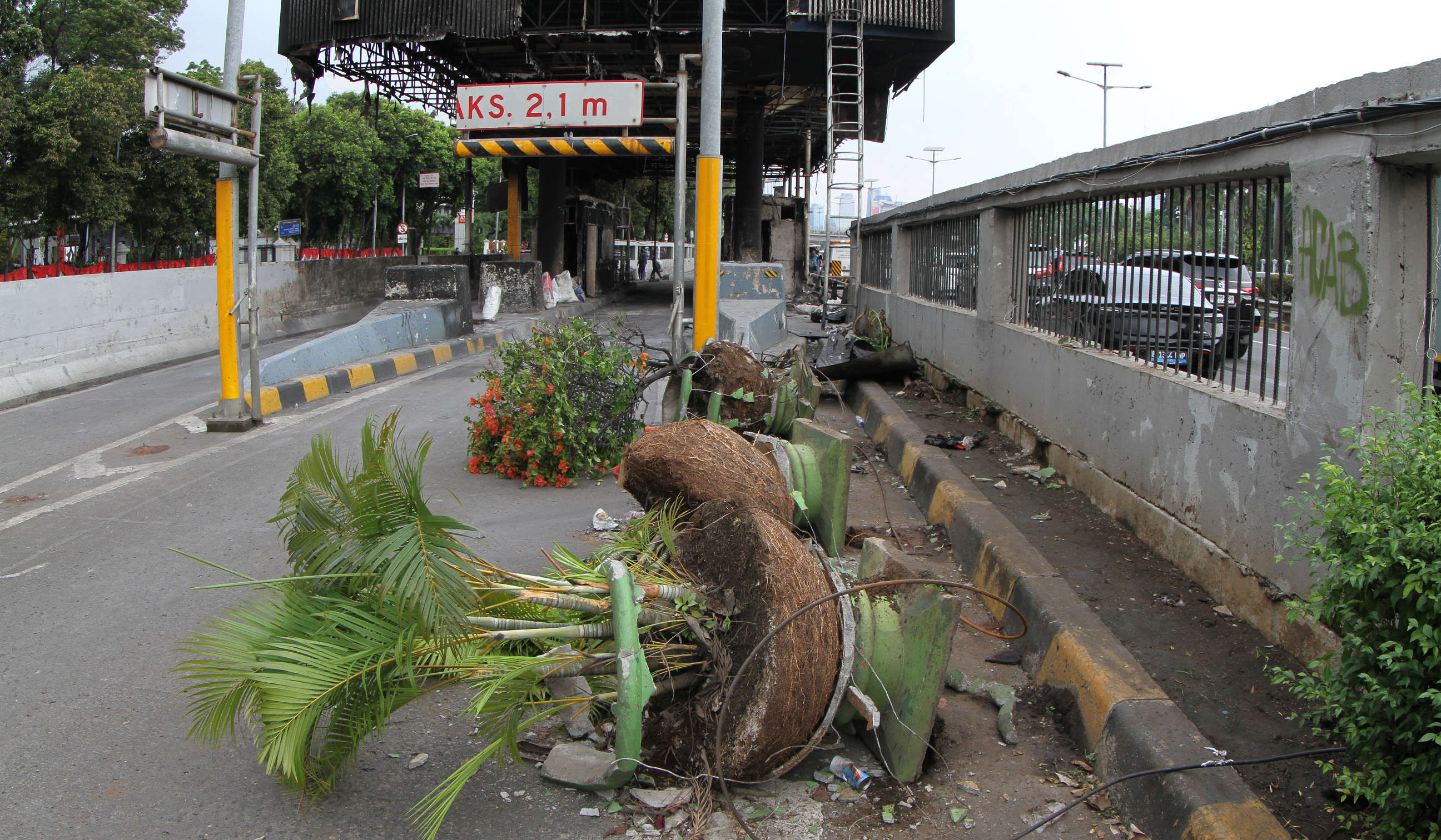 Sisa kendaraan dan fasum yang hancur pascademo. (Agus Priatna/SinPo.id)
