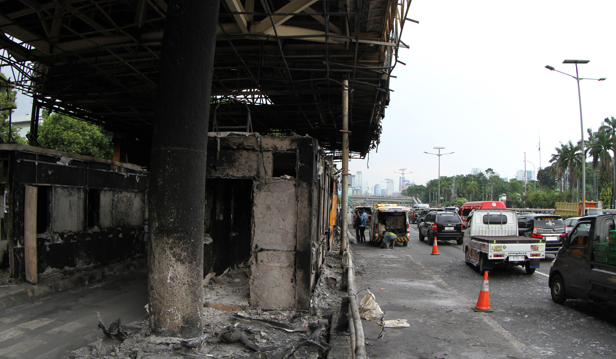 Sisa kendaraan dan fasum yang hancur pascademo. (Agus Priatna/SinPo.id)