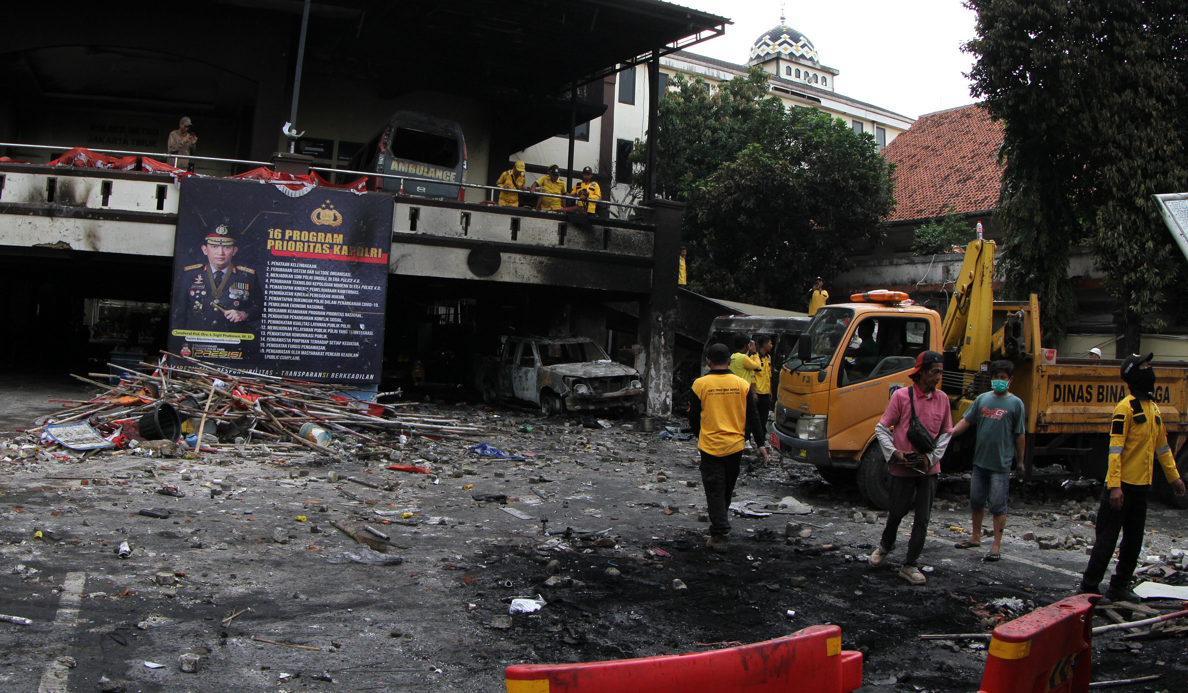 Sisa kendaraan dan fasum yang hancur pascademo. (Agus Priatna/SinPo.id)