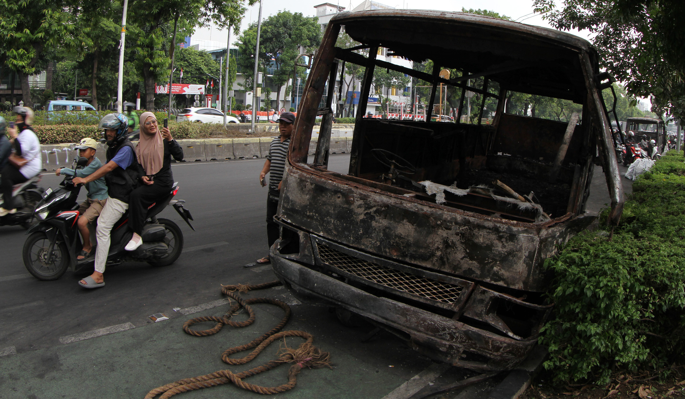 Sisa kendaraan dan fasum yang hancur pascademo. (Agus Priatna/SinPo.id)