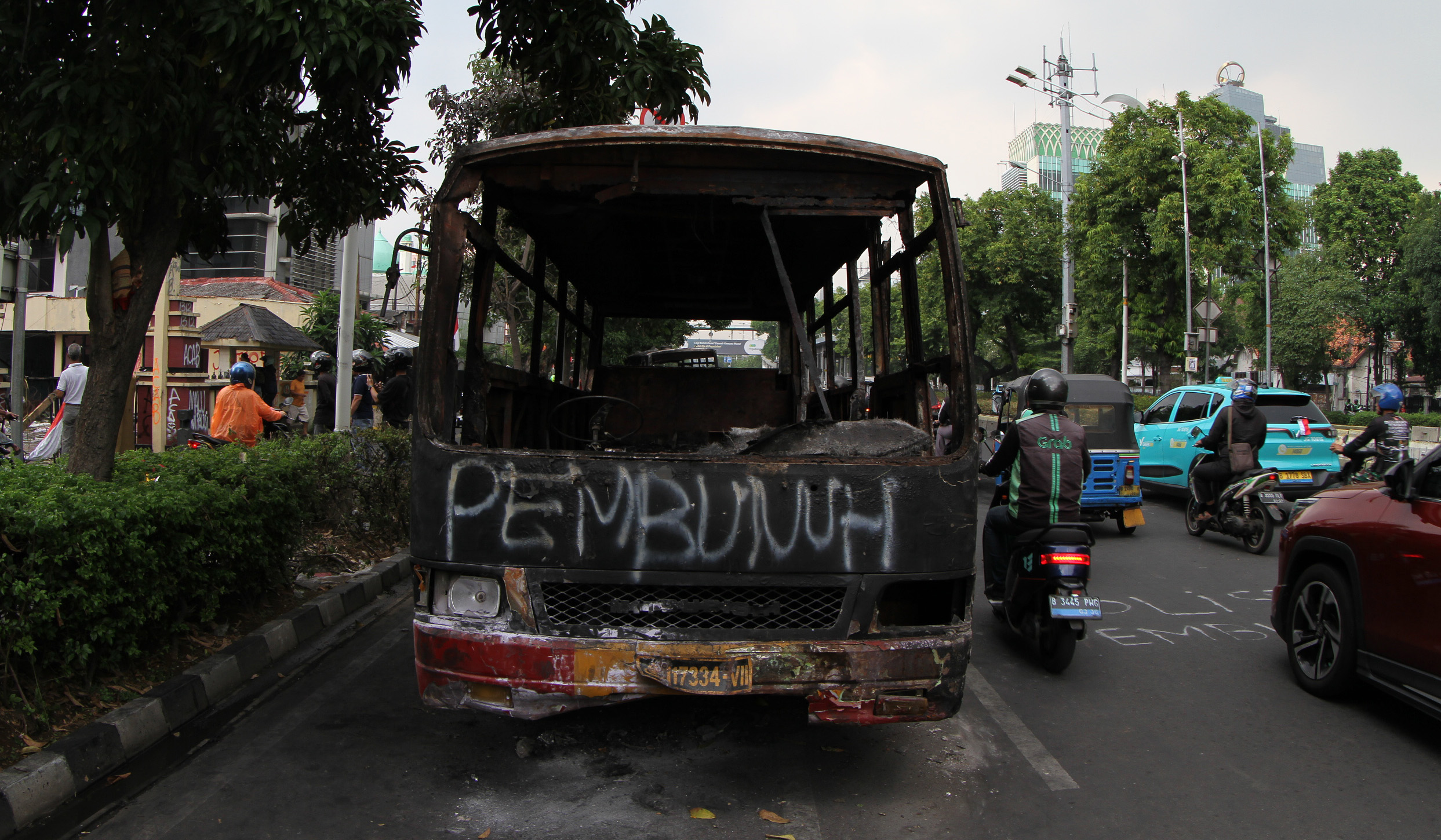 Sisa kendaraan dan fasum yang hancur pascademo. (Agus Priatna/SinPo.id)