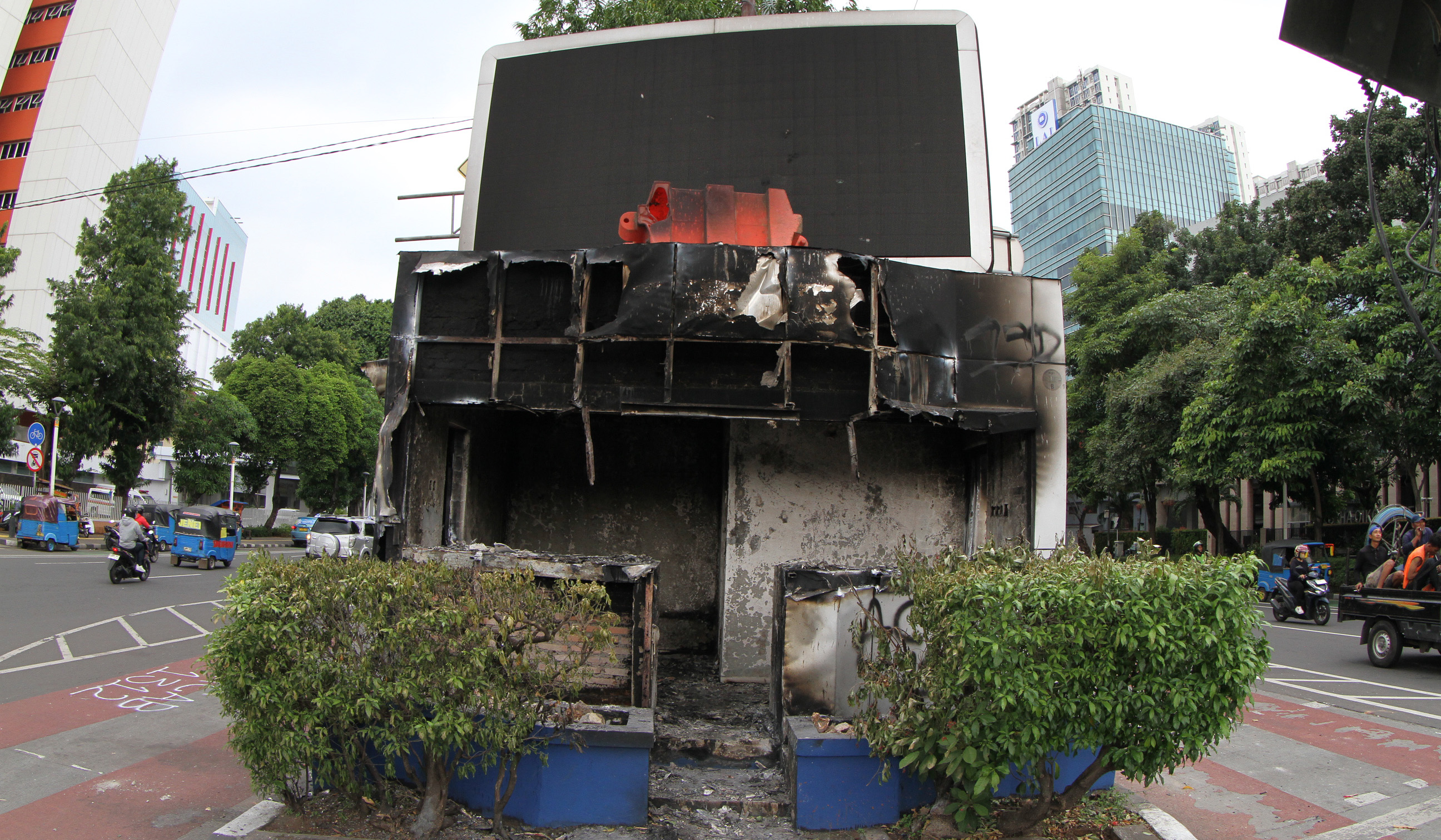 Sisa kendaraan dan fasum yang hancur pascademo. (Agus Priatna/SinPo.id)