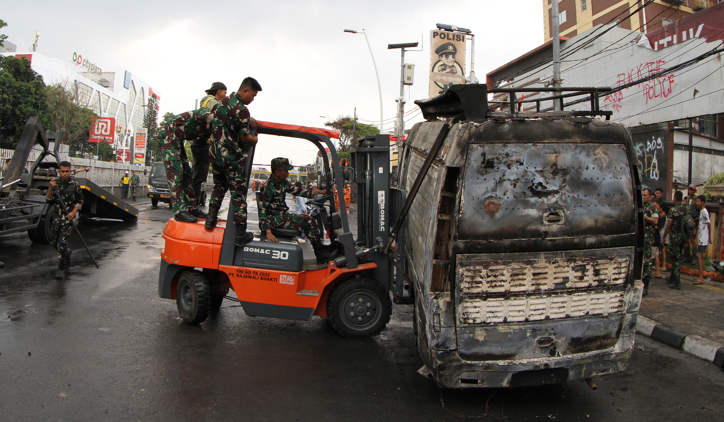 Sisa kendaraan dan fasum hancur pascademo. (Agus Priatna/SinPo.id)