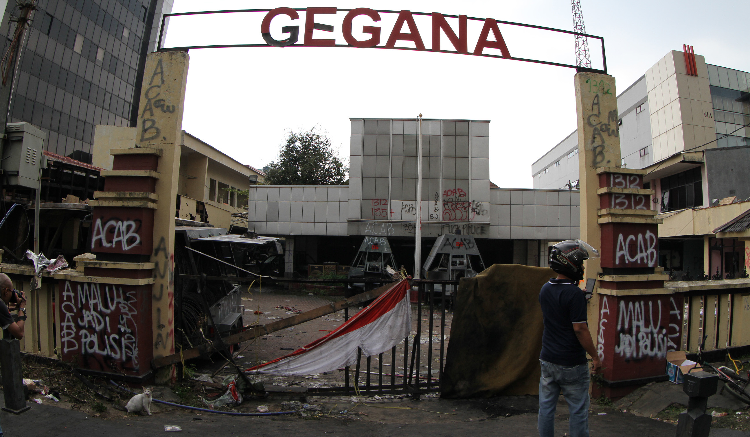 Sisa kendaraan dan fasum hancur pascademo. (Agus Priatna/SinPo.id)