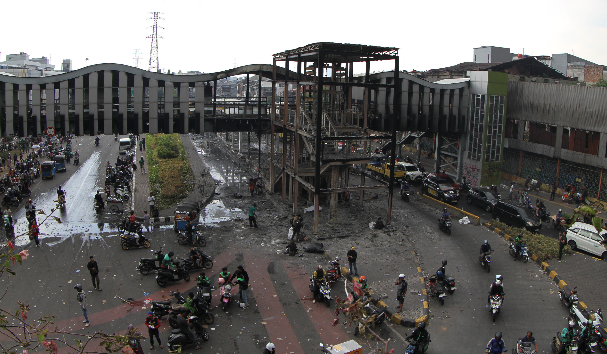 Sisa kendaraan dan fasum hancur pascademo. (Agus Priatna/SinPo.id)