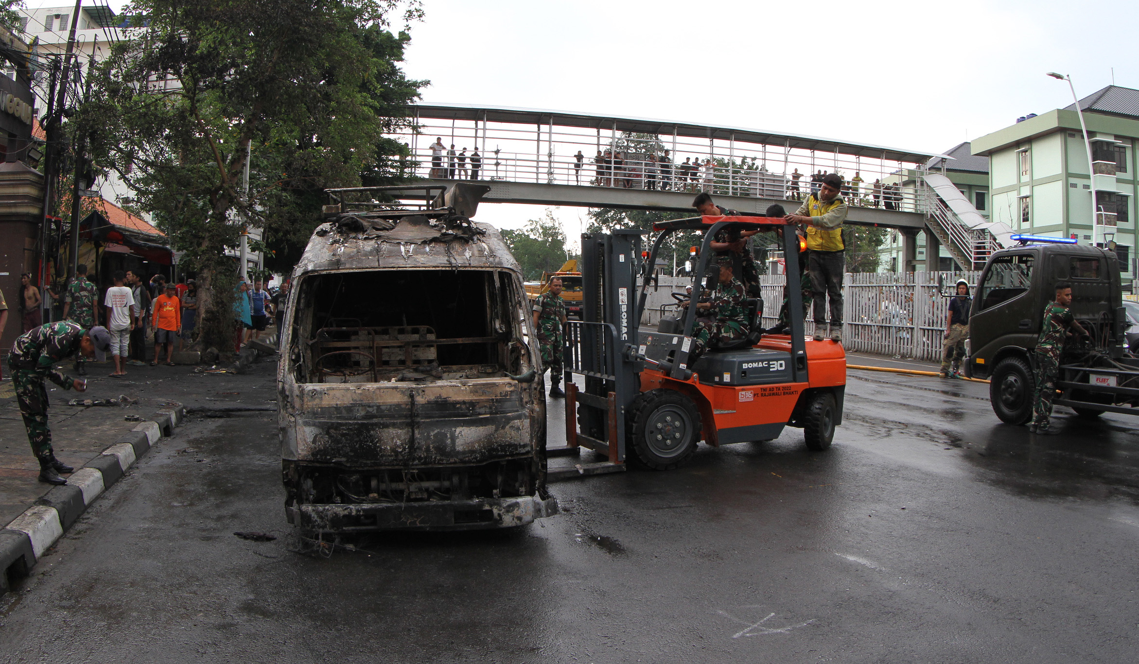 Sisa kendaraan dan fasum hancur pascademo. (Agus Priatna/SinPo.id)