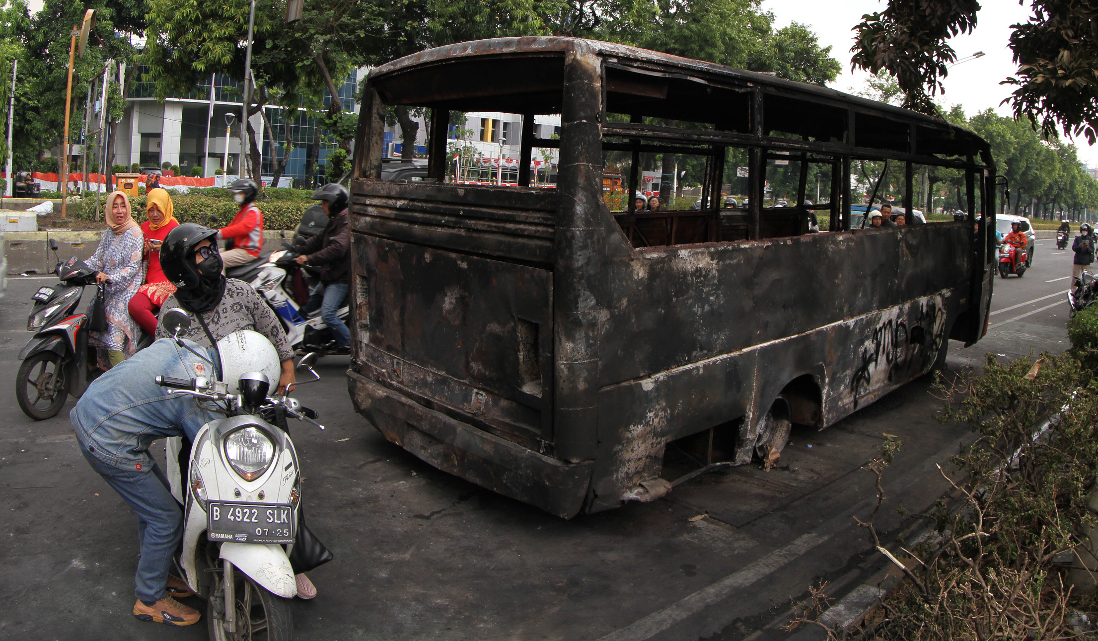 Sisa kendaraan dan fasum hancur pascademo. (Agus Priatna/SinPo.id)