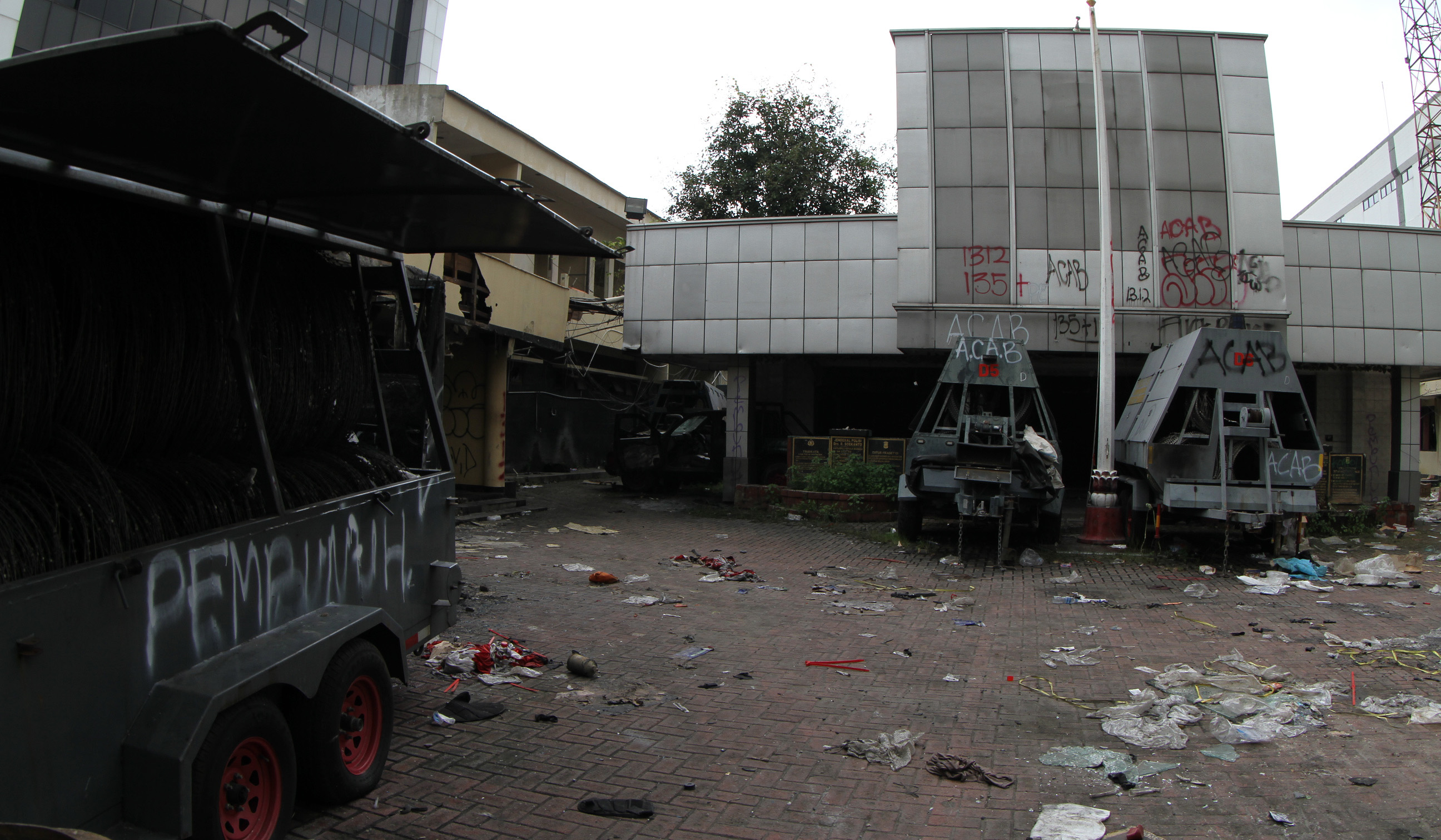 Sisa kendaraan dan fasum hancur pascademo. (Agus Priatna/SinPo.id)