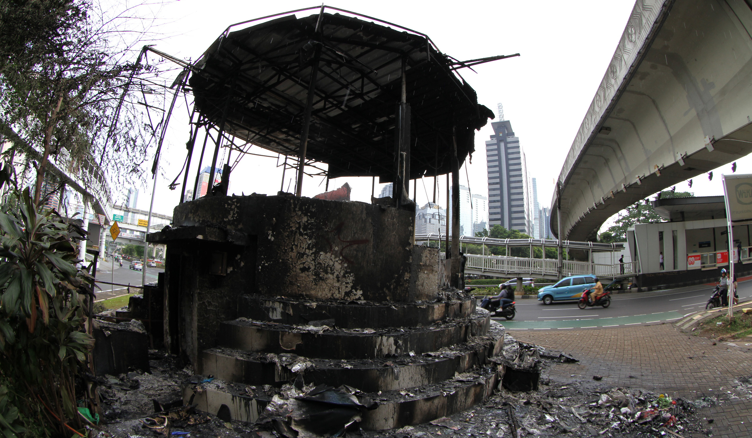 Sisa kendaraan dan fasum hancur pascademo. (Agus Priatna/SinPo.id)