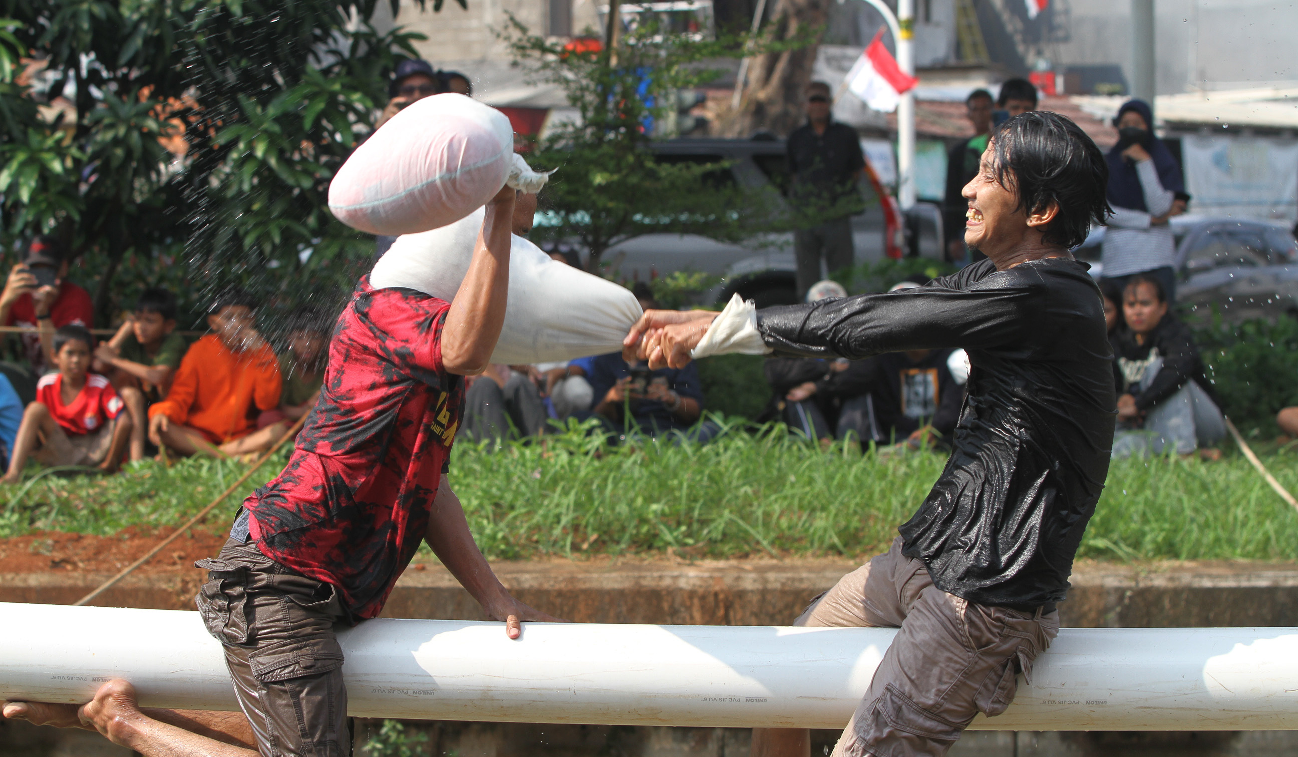 Lomba gebuk bantal di Cipinang Melayu. (Agus Priatna/SinPo.id)