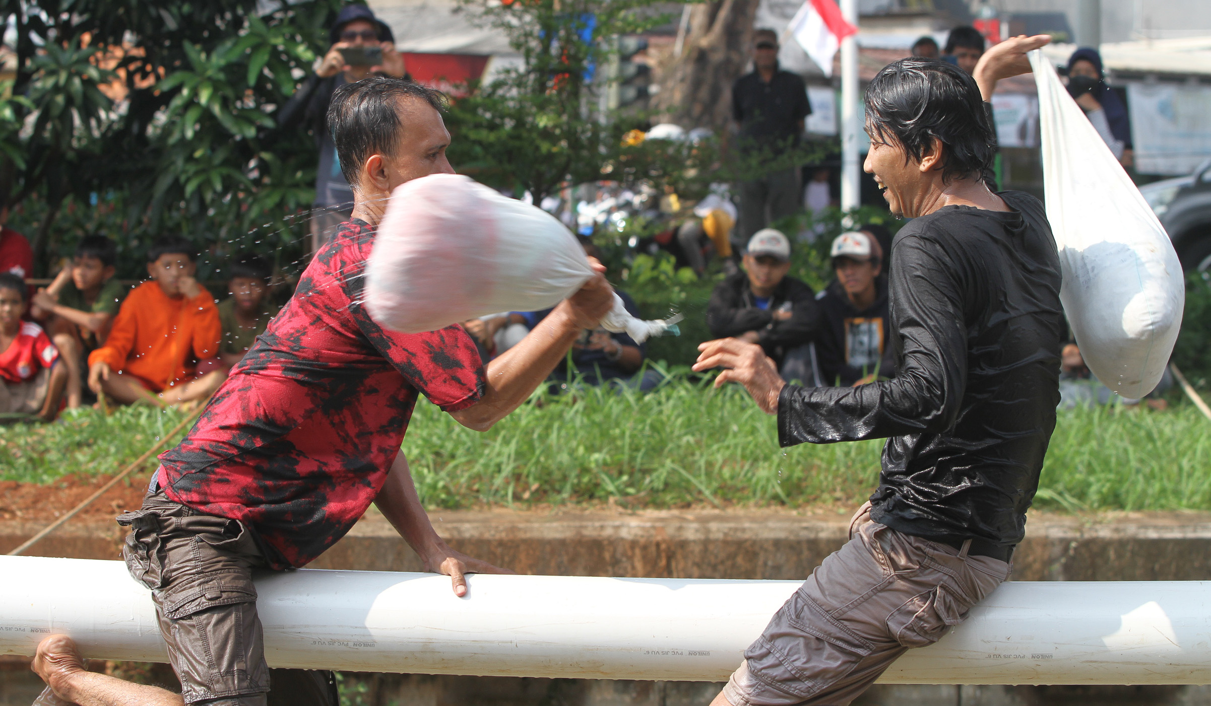 Lomba gebuk bantal di Cipinang Melayu. (Agus Priatna/SinPo.id)