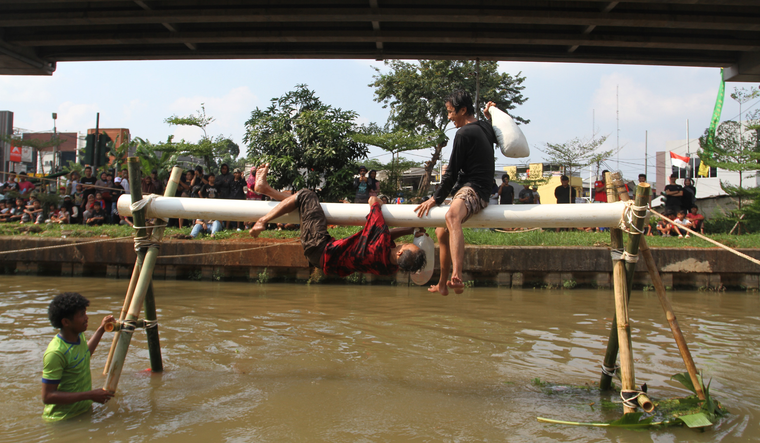 Lomba gebuk bantal di Cipinang Melayu. (Agus Priatna/SinPo.id)