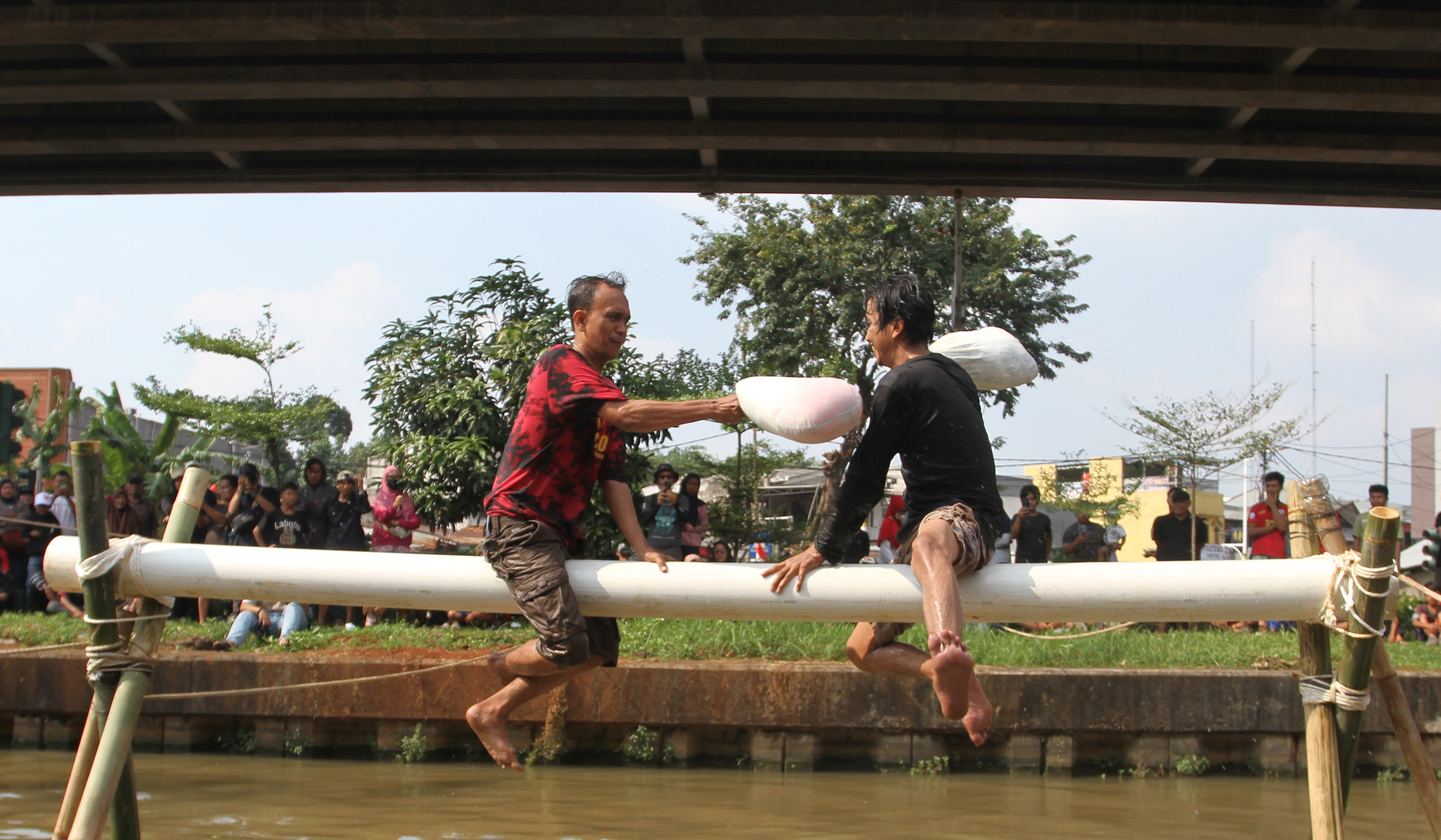 Lomba gebuk bantal di Cipinang Melayu. (Agus Priatna/SinPo.id)