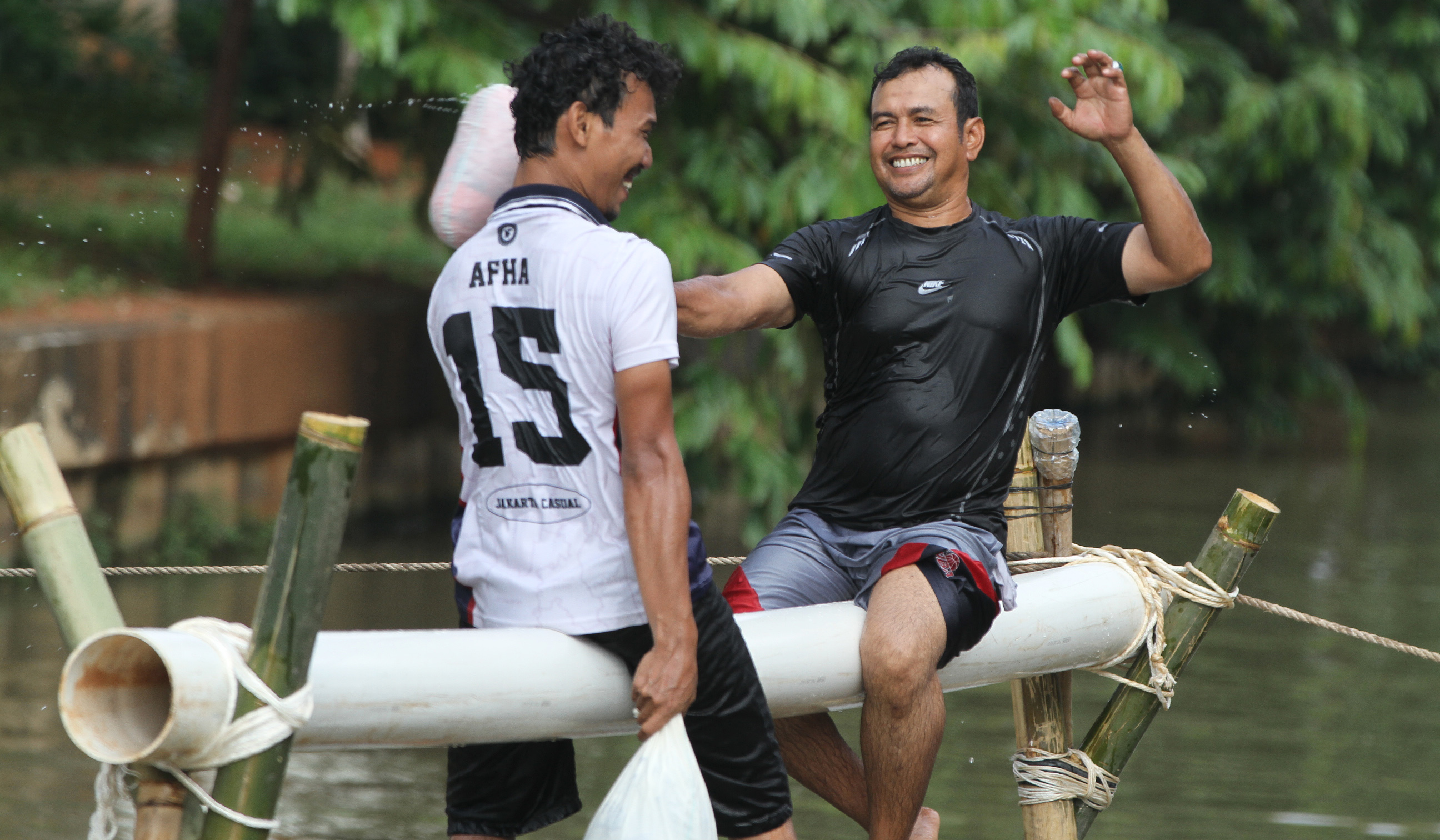 Lomba gebuk bantal di Cipinang Melayu. (Agus Priatna/SinPo.id)