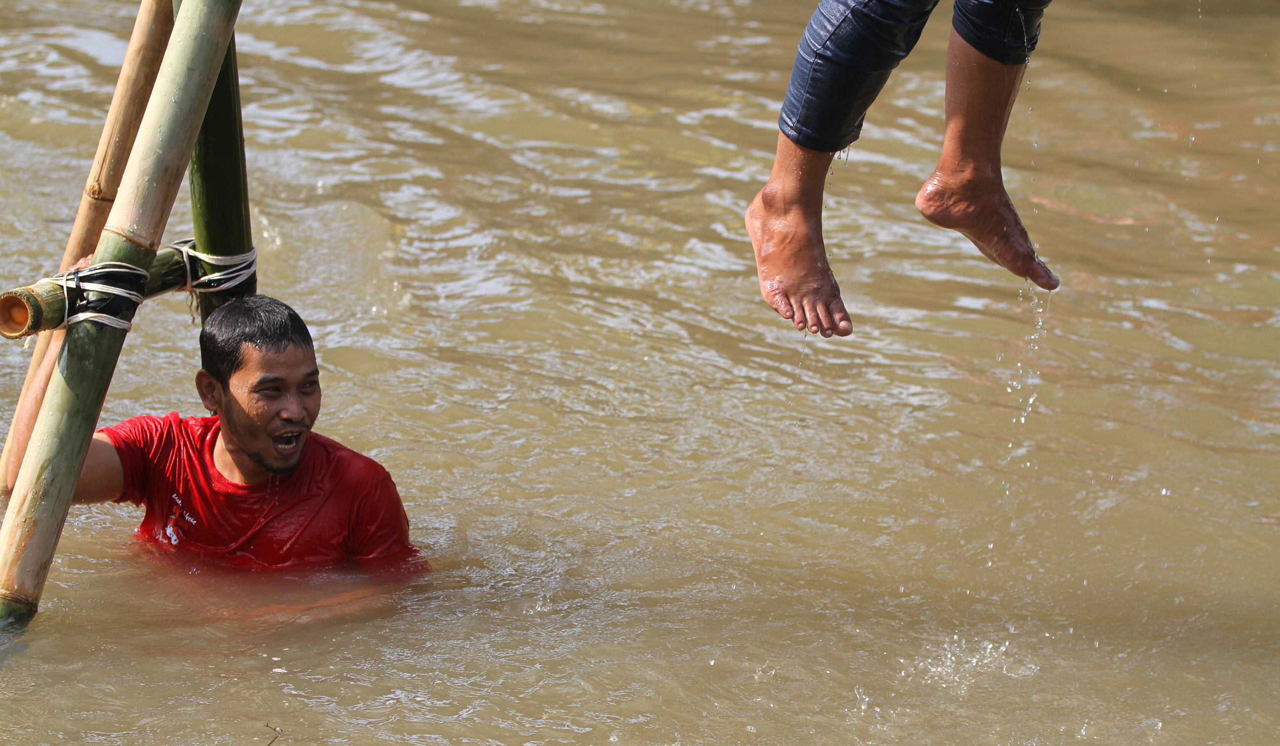Lomba gebuk bantal di Cipinang Melayu. (Agus Priatna/SinPo.id)