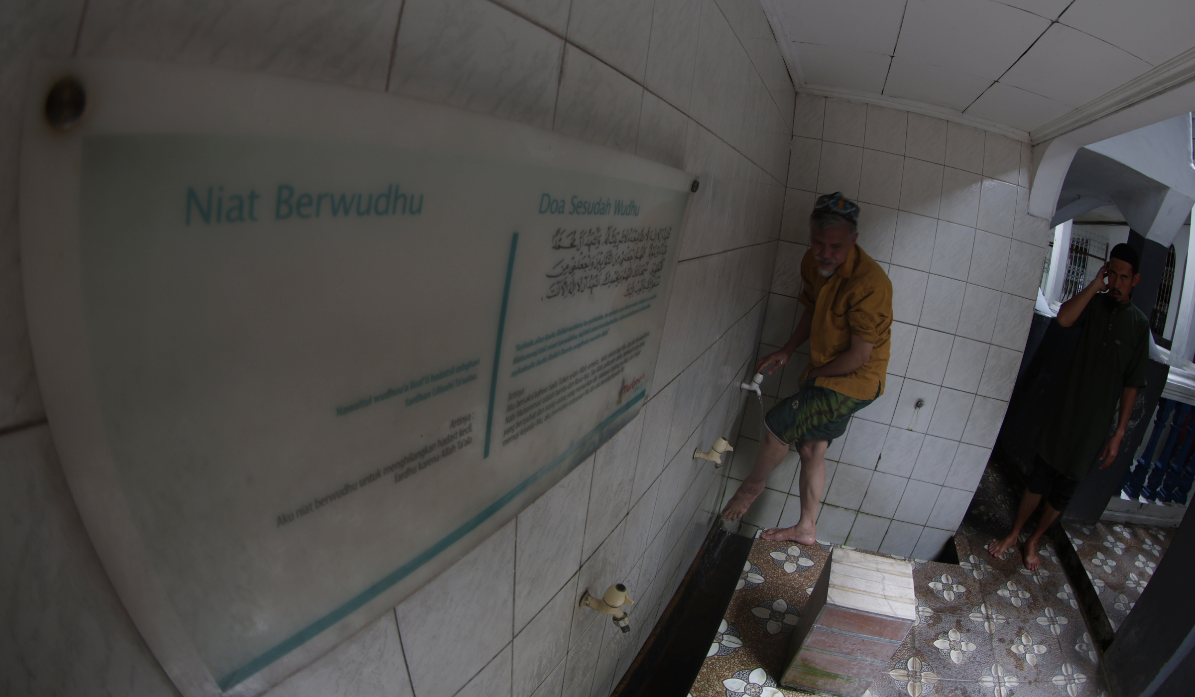 Suasana masjid perahu. (Agus Priatna/SinPo.id)