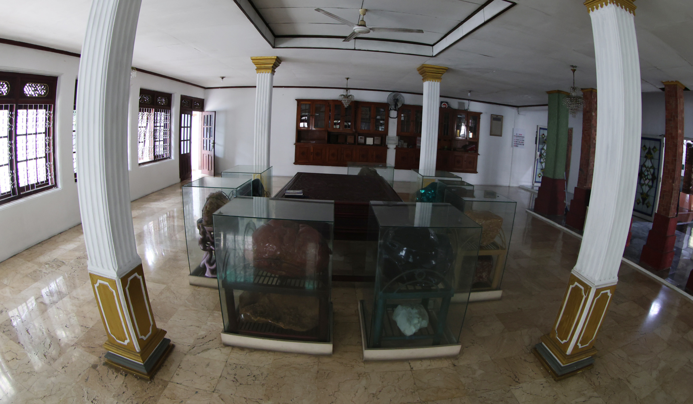 Suasana masjid perahu. (Agus Priatna/SinPo.id)