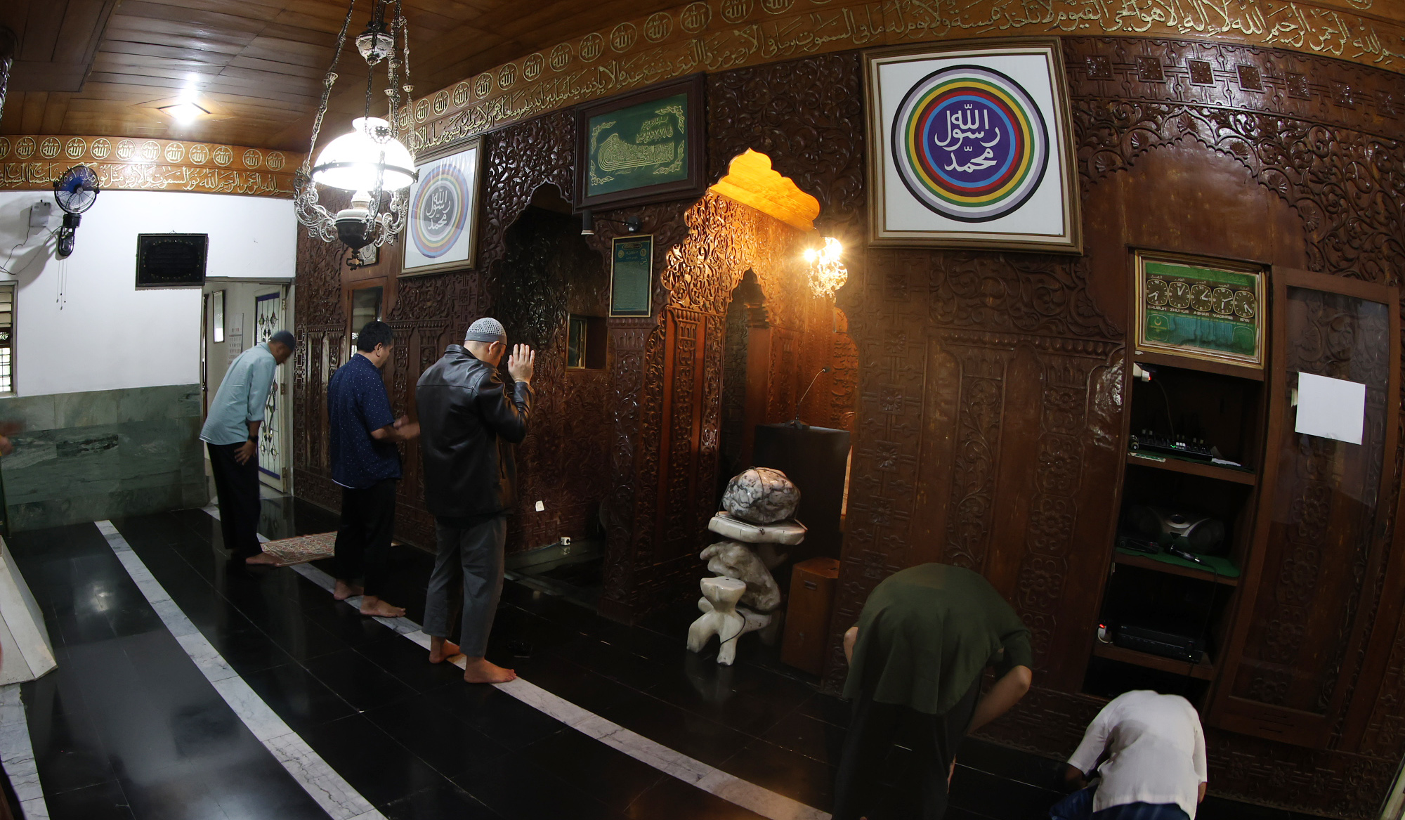 Suasana masjid perahu. (Agus Priatna/SinPo.id)