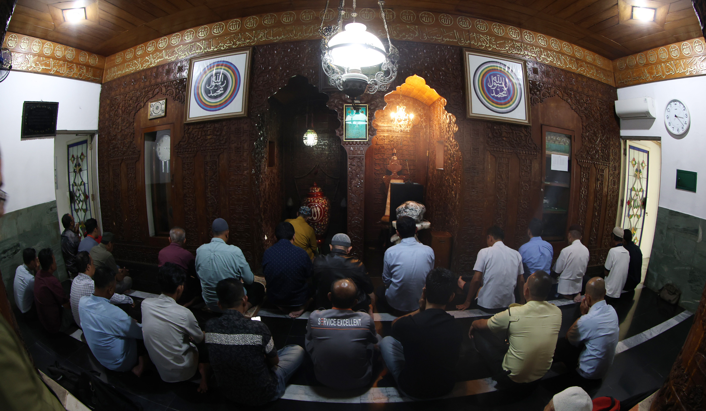 Suasana masjid perahu. (Agus Priatna/SinPo.id)