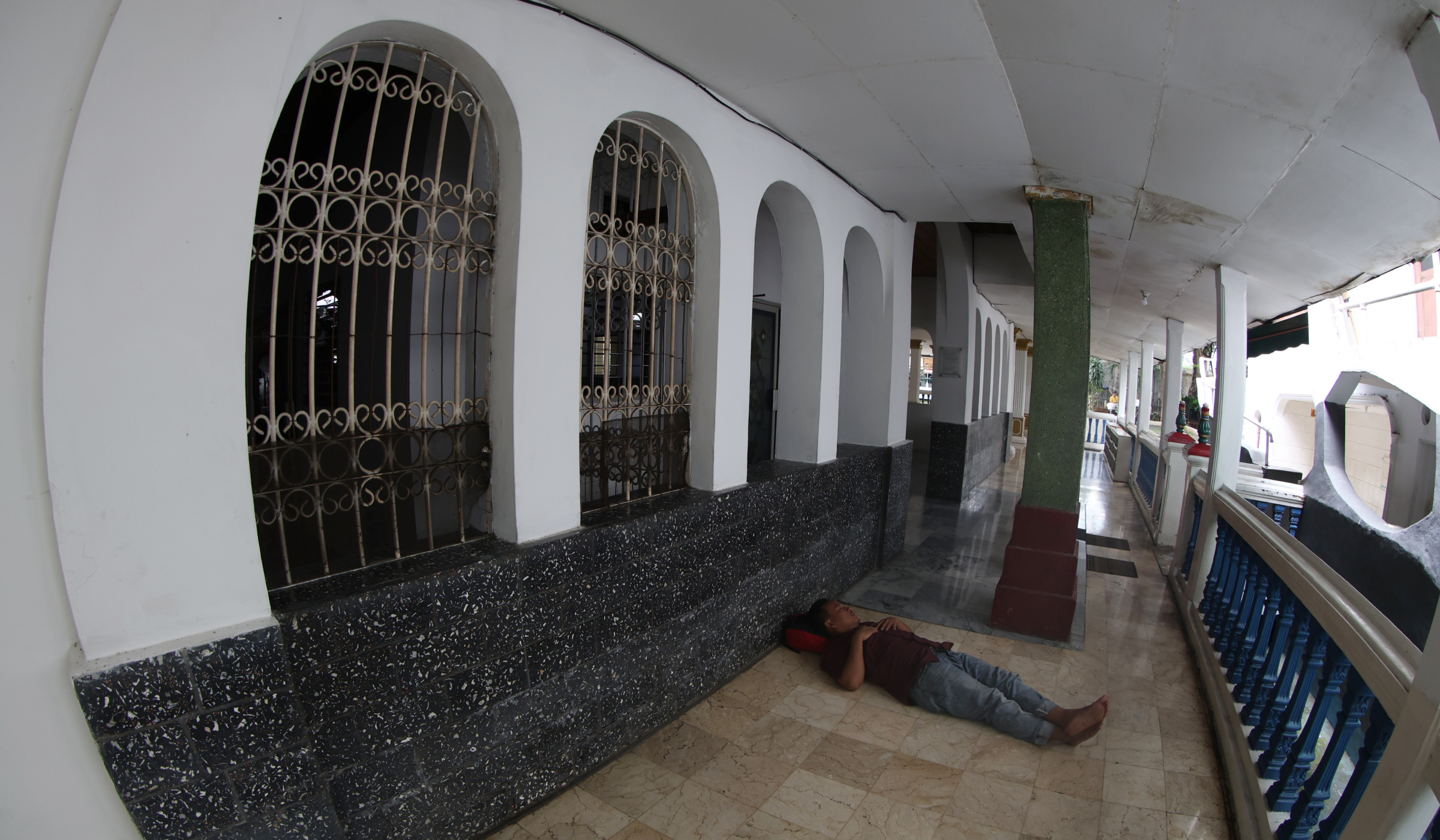 Suasana masjid perahu. (Agus Priatna/SinPo.id)