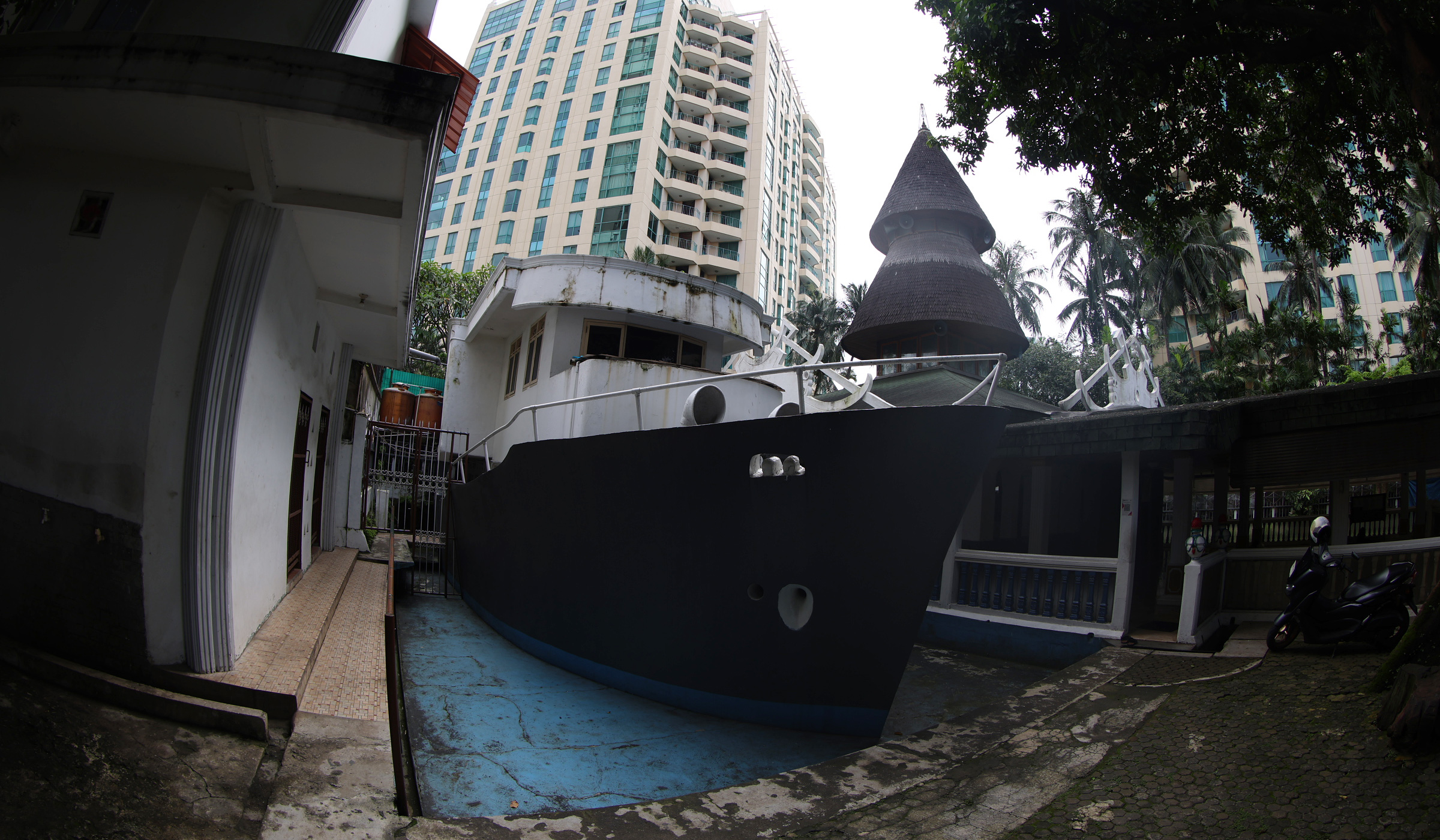 Suasana masjid perahu. (Agus Priatna/SinPo.id)