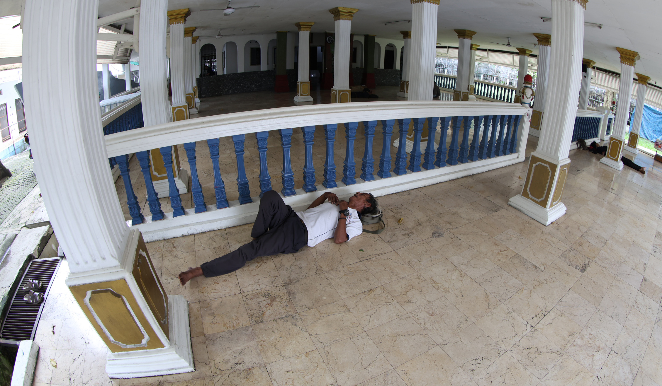 Suasana masjid perahu. (Agus Priatna/SinPo.id)