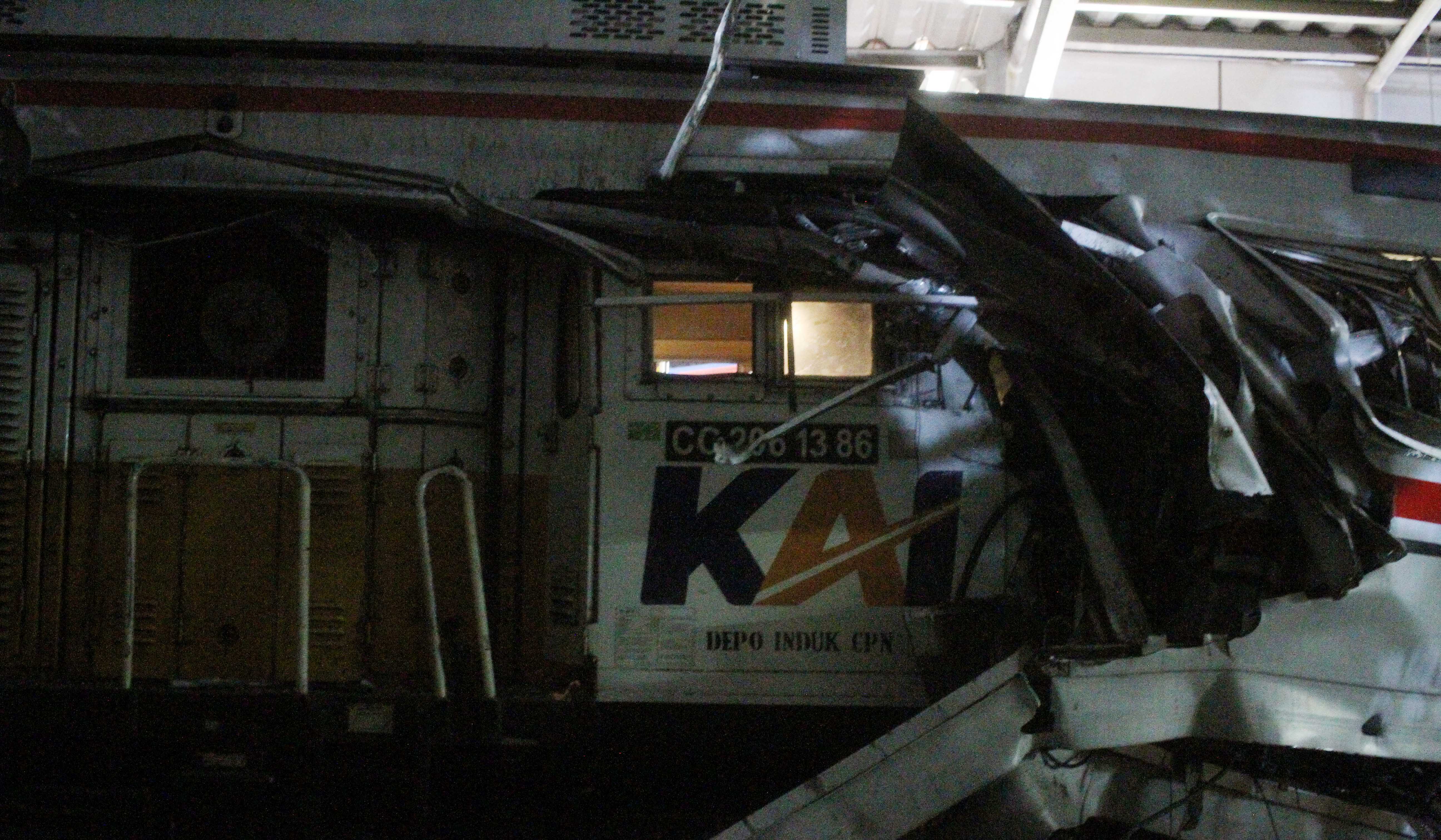 Kondisi kereta tampak hancur usai bertabrakan di Stasiun Bekasi Timur. (Agus Priatna/SinPo.id)